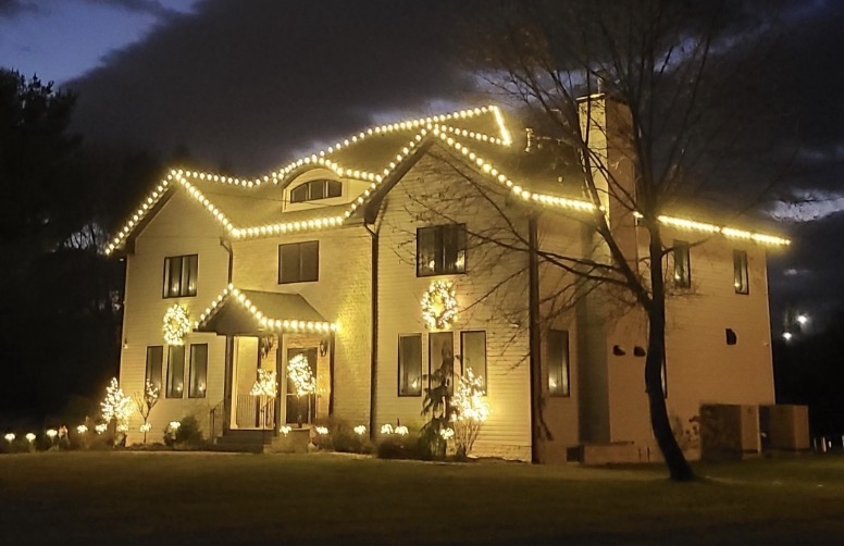 Short Hills NJ farmhouse with roofline C9 lights, lit wreaths and lighted trees